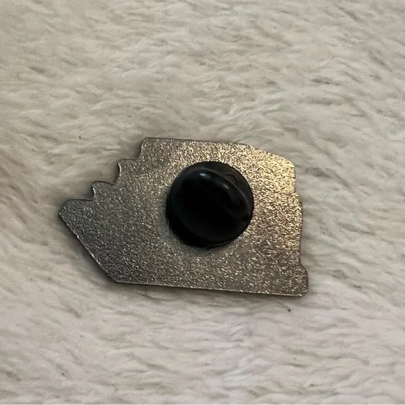 Book lover good books make dangerous women lapel pin - Picture 3 of 3